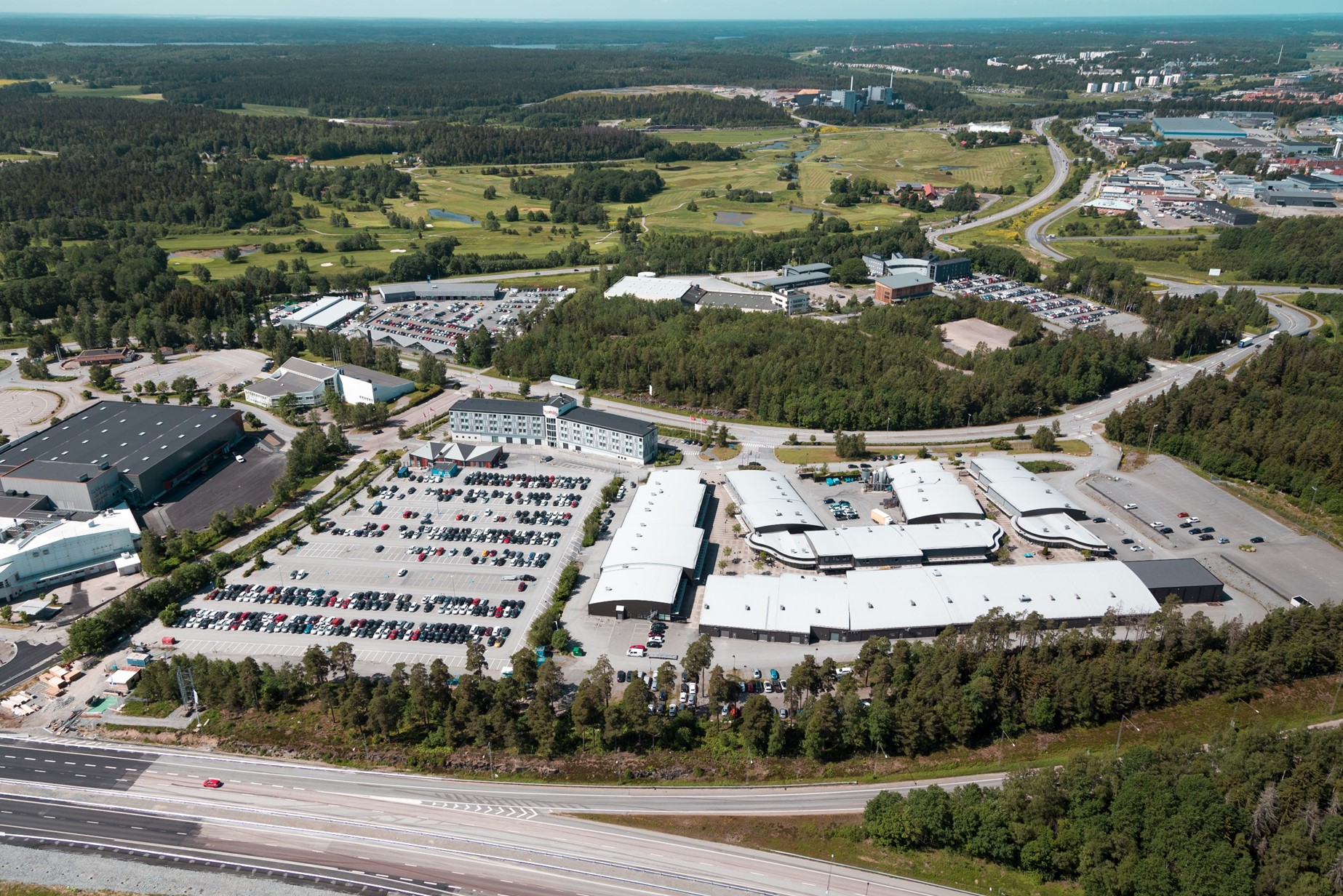 Flygbild över Explore Arlandastad med nyförvärvet av Arlandastad Golf i bakgrunden