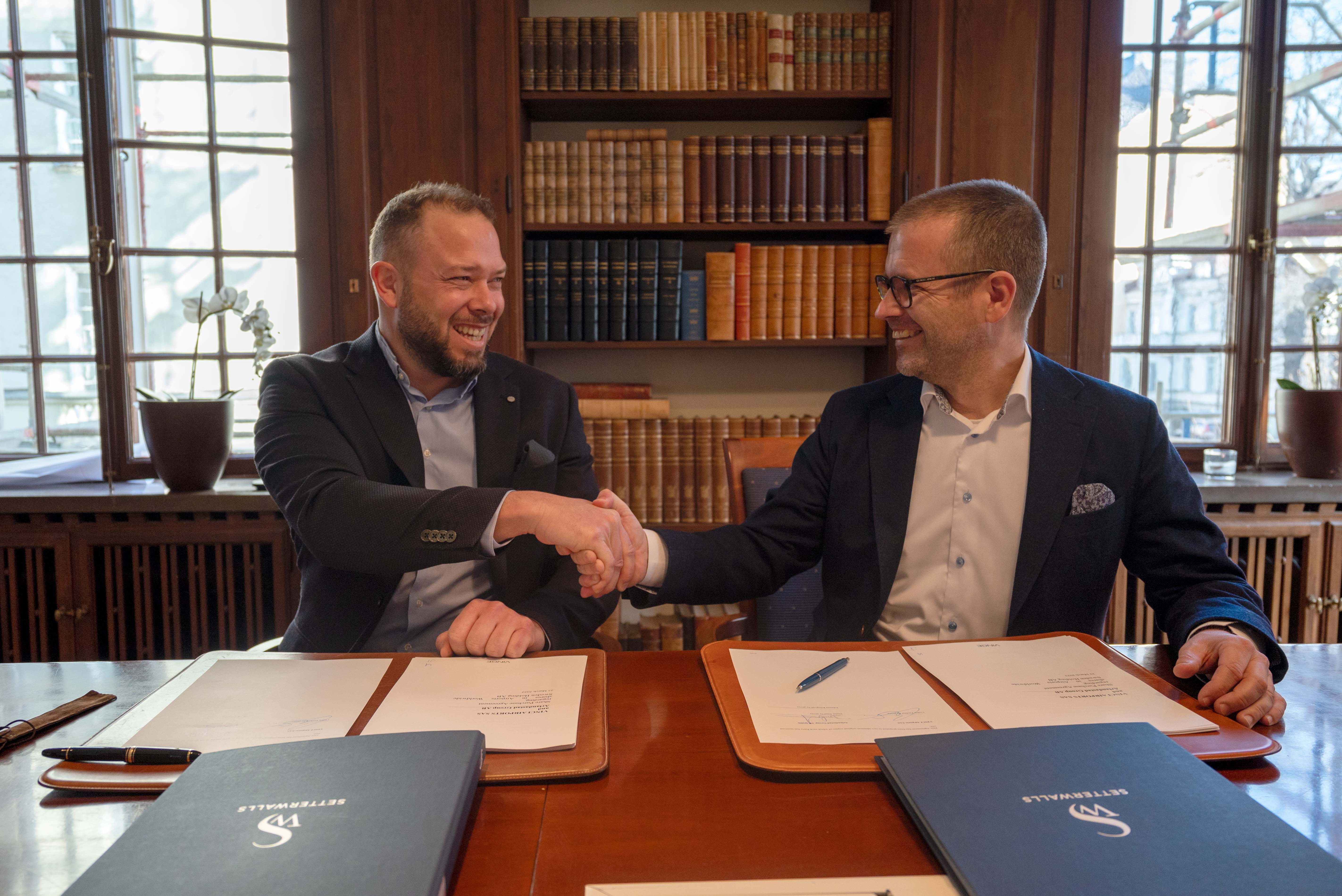 Dieter Sand and Cédric Fechter signing the agreement Stockholm Skavsta Flygplats