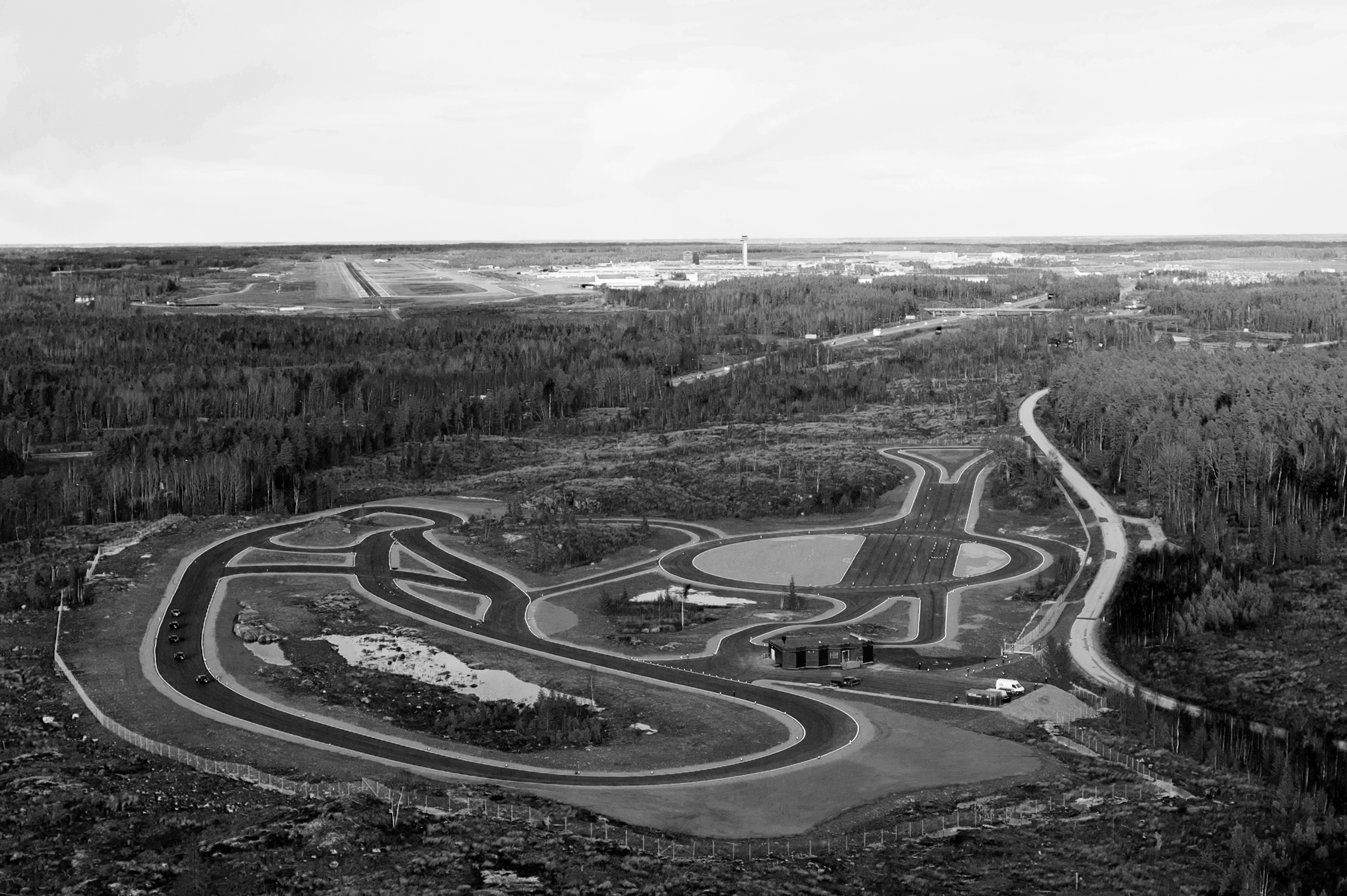Vy över DRIVELAB Test Track 1 med Arlanda flygplats i bakgrunden. Nya DRIVELAB Test Track Terrain kommer placeras i direkt anslutning till Test Track 1.