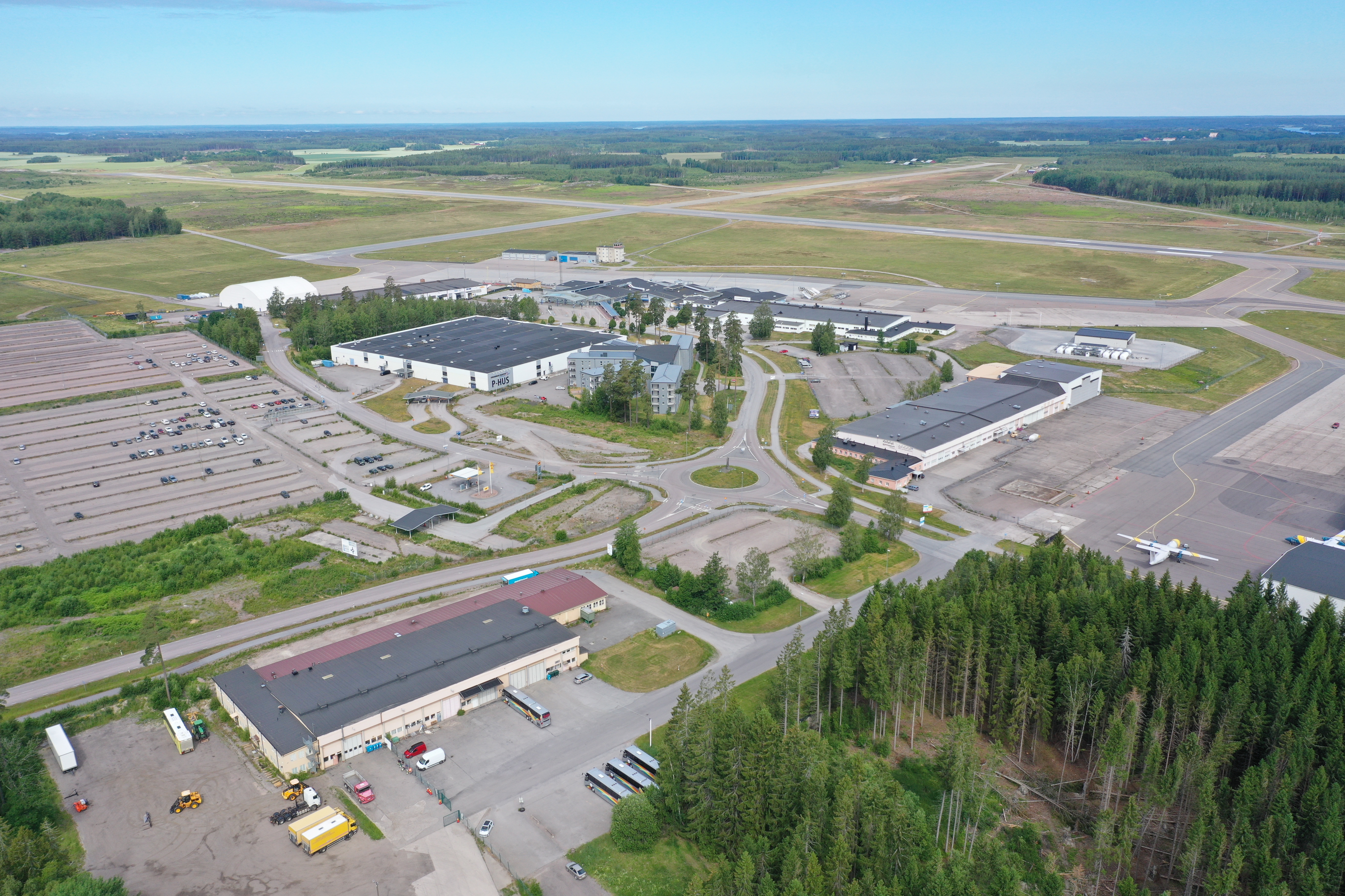 Flygbild över Arlandastad Groups område, Explore Skavsta, med flygplatsen i fokus.