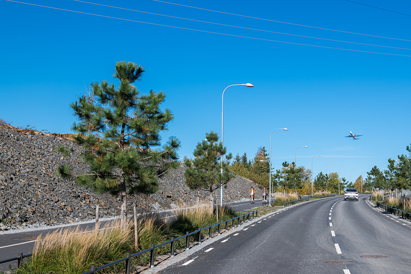 Halmsjövägen Arlandastad som kantas av träd och väl tilltagen cykel- och gångbana