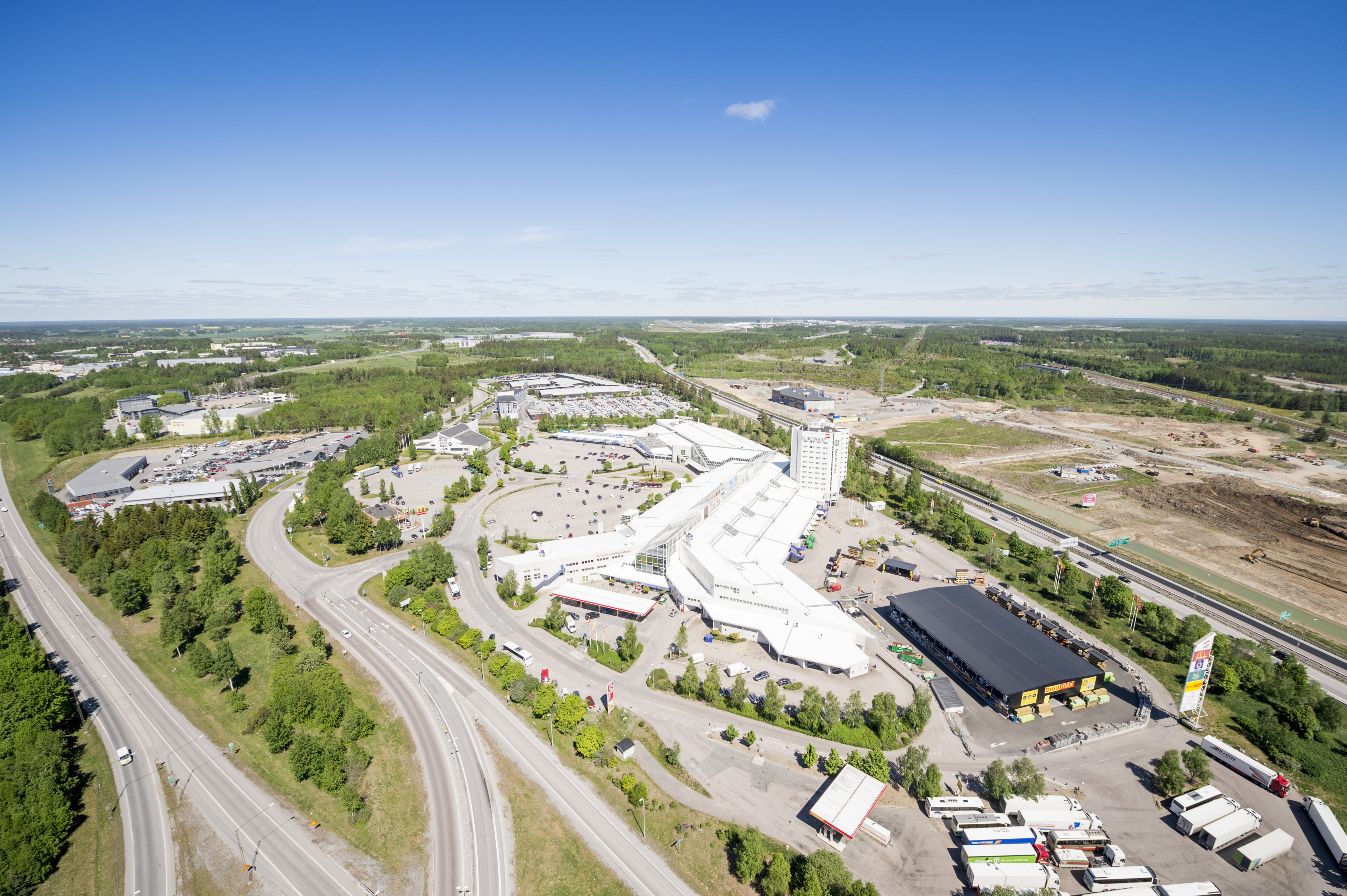 Flygbild Arlandastad med vy över nya mötesdestinationen Scandinavian XPO och Byggmax