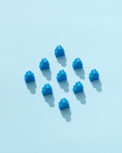 blå bild med grupp med blå träfigurer som illustrerar en grupp människor