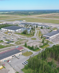 Flygbild över Arlandastad Groups område, Explore Skavsta, med flygplatsen i fokus.