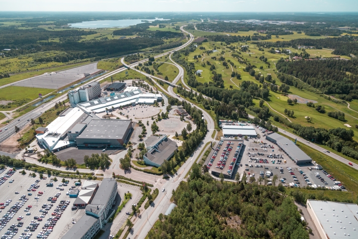 Motiv: Flygbild över Scandinavian XPO med Arlandastad Golf till höger i bakgrunden. Foto: Arlandastad Group