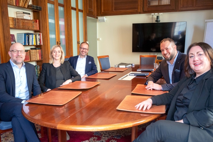 Motiv: Erik Nyberg, Victorine Sion, Dieter Sand, Johanna Klingvall och Cédric Fechter vid signering för förvärv av Stockholm Skavsta Flygplats