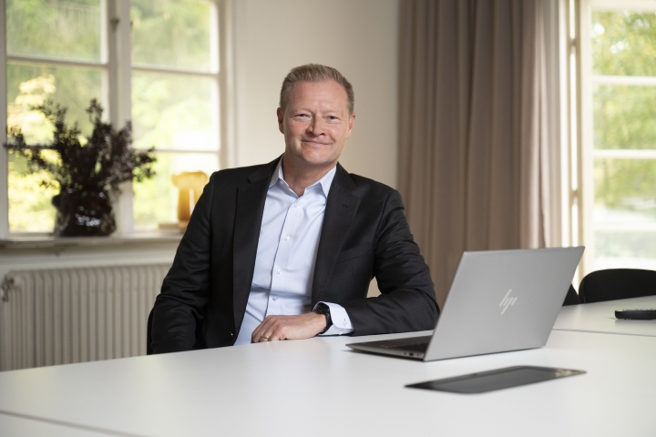 Daniel Christensen, Property Manager Explore Skavsta, sitting at a table. Photo: Arlandastad Group