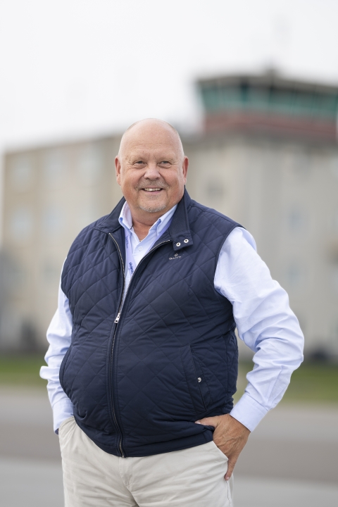 Kjell-Åke Westin, Chairman of the board, Stockholm Skavsta Flygplats AB, standing outside by the air traffic control tower. Photo: Arlandastad Group
