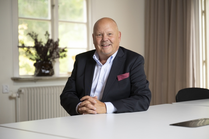 Kjell-Åke Westin, Chairman of the board, Stockholm Skavsta Flygplats AB, sitting at a table. Photo: Arlandastad Group