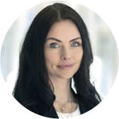 Foto på leende Irina Sagtegen iklädd svart kavaj och vit blus