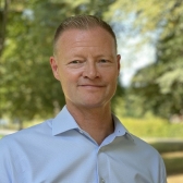 Daniel Christensen som står utomhus i Skavsta